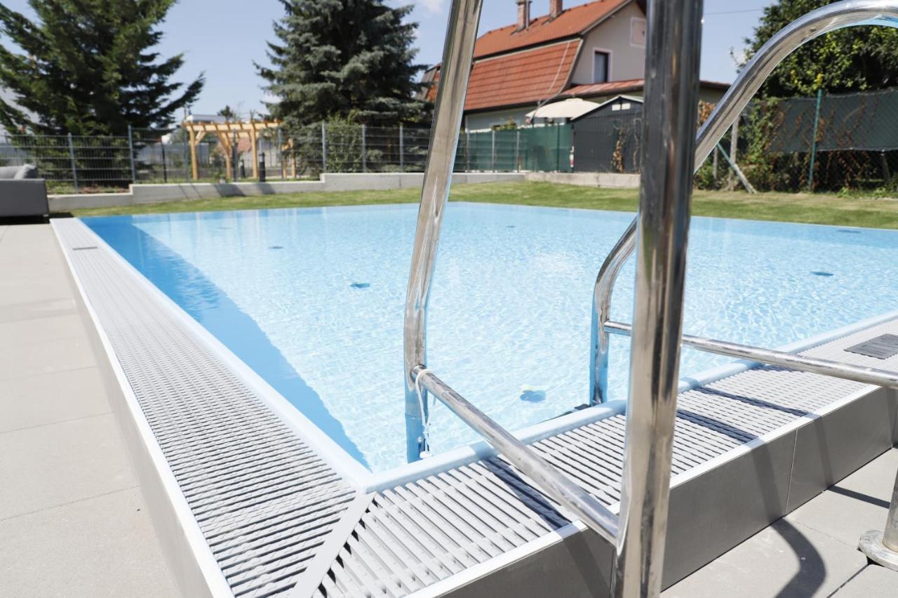 Yellow Flower Apartment With Pool - 5 Min To Lake Vienna Esterno foto