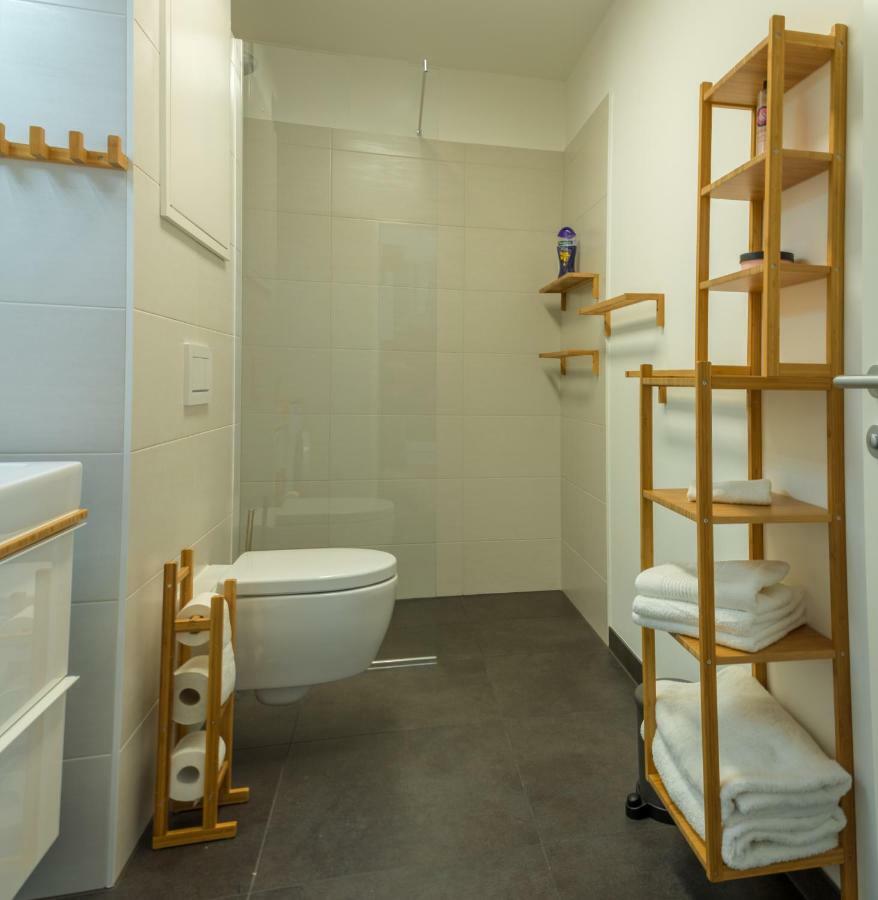 Yellow Flower Apartment With Pool - 5 Min To Lake Vienna Esterno foto