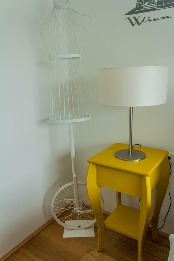 Yellow Flower Apartment With Pool - 5 Min To Lake Vienna Esterno foto